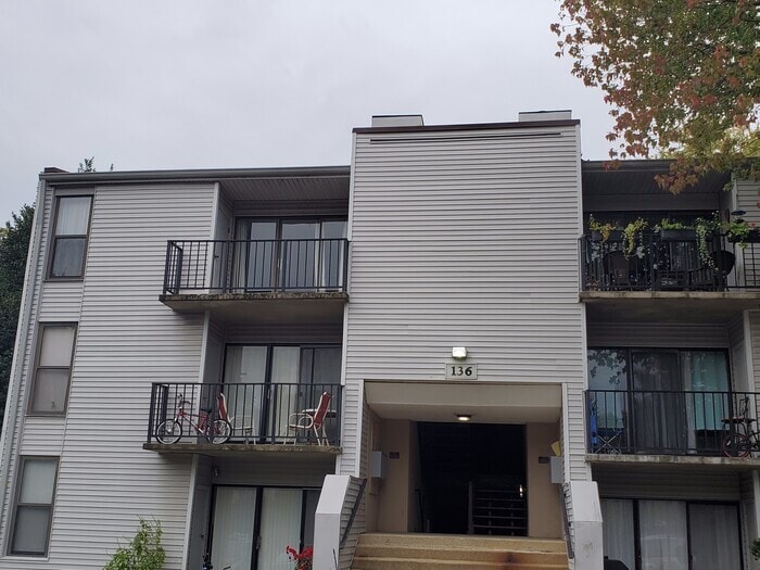 136 Duvall Ln Unit 301, Gaithersburg, MD 20877 Condo for Rent in