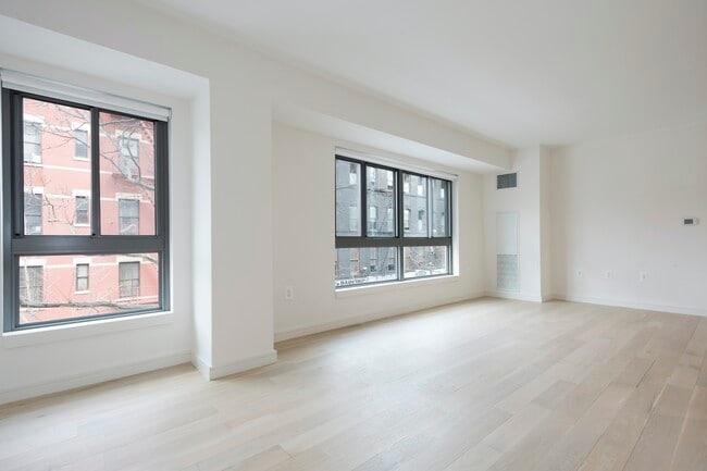 Building Photo - Spacious Alcove Studio