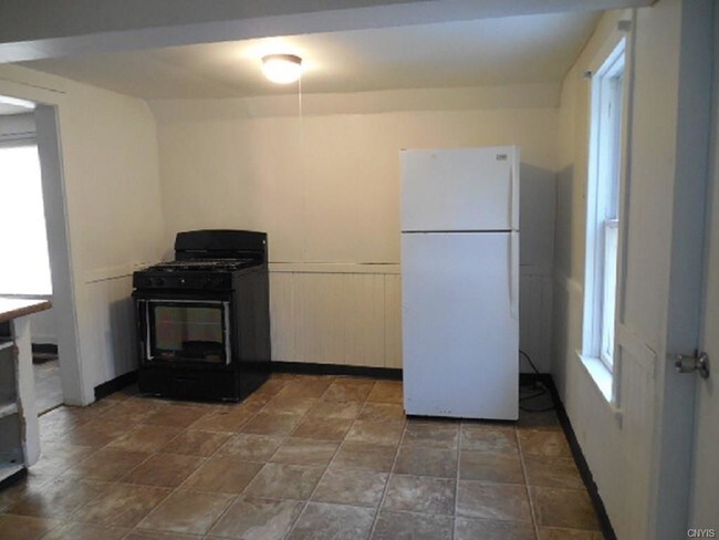 Building Photo - 307 Moulton St