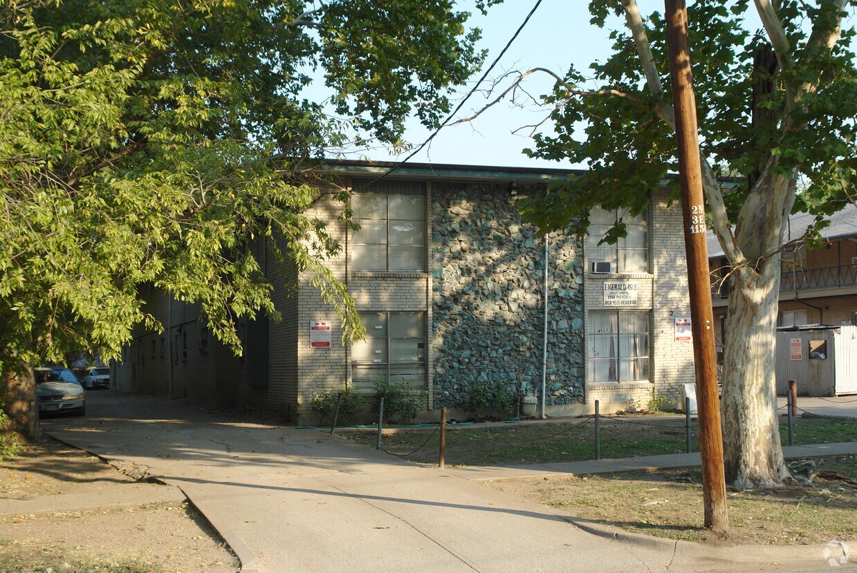 Building Photo - Emerald Isle