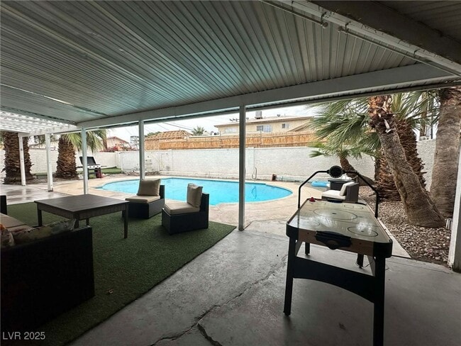 Building Photo - 2419 E Vegas Valley Dr