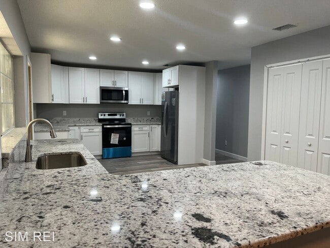 Building Photo - 5 br, 2 bath House - 4429 Lake Griffin Rd.