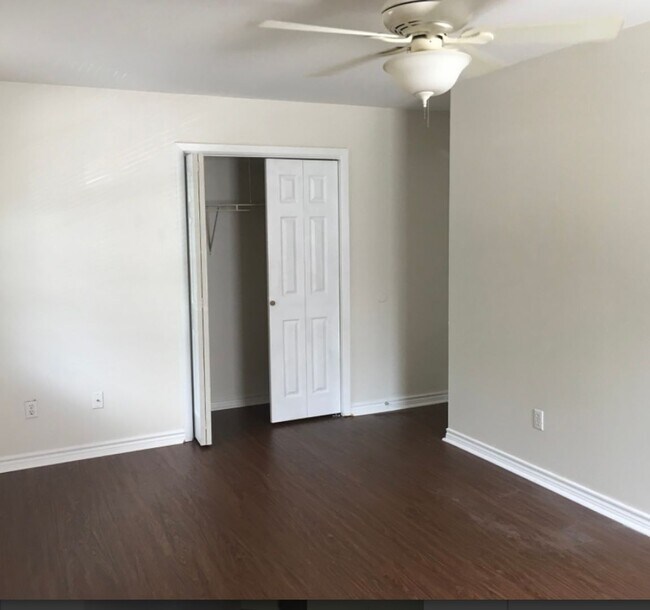 Building Photo - 604 N Redbud St