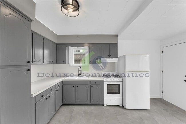 Building Photo - Rare 1-Bedroom Full Home – Big Kitchen, Ha...
