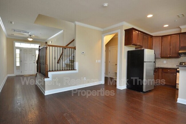 Foto del edificio - 306 Rose Walk Ln