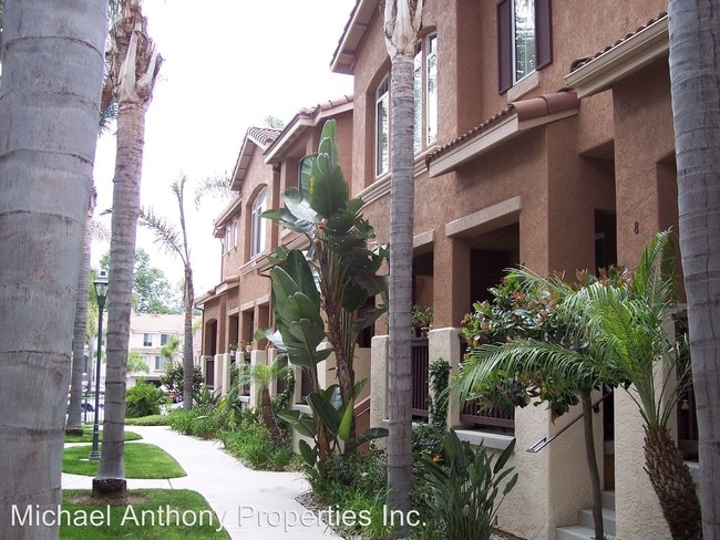 Building Photo - 950 Camino De La Reina