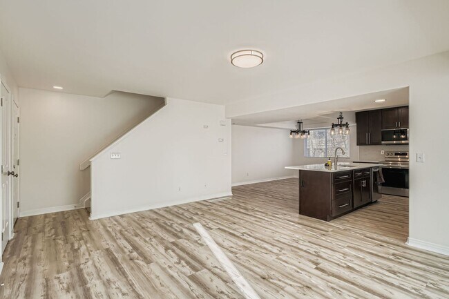Foto del edificio - Beautifully Renovated Townhouse in Glendale Near Infinity Park