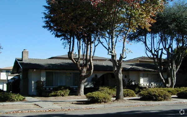 Foto del edificio - 640 Pinewood Dr