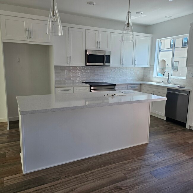 Kitchen - 415 Willow Run Ln