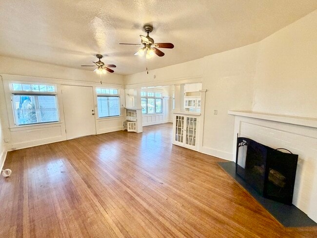 Building Photo - South Park Cottage Charm – 2BR/1BA with Bonus Room, Gated Yard & Garden Bed, Small Pets Welcome!