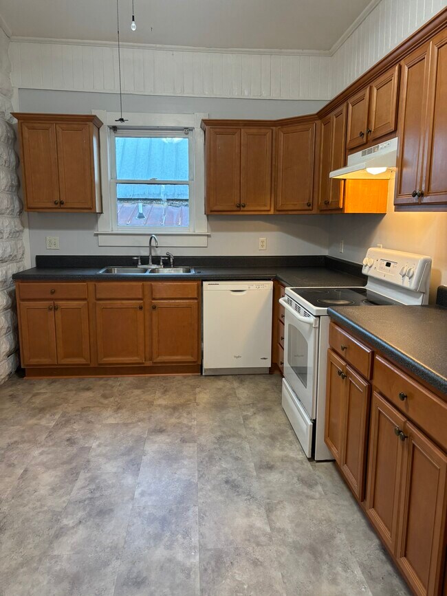 Kitchen - 1902 Barnard St