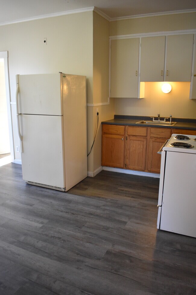 Kitchen - 73 College St