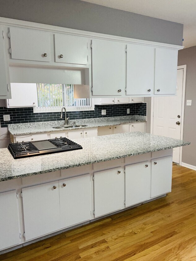 Foto principal - 15250 Ridgeway Ave