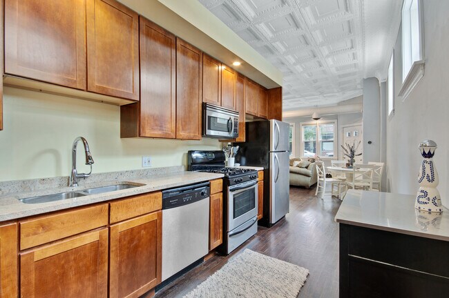 Sunny Kitchen - 2328 N Oakley Ave