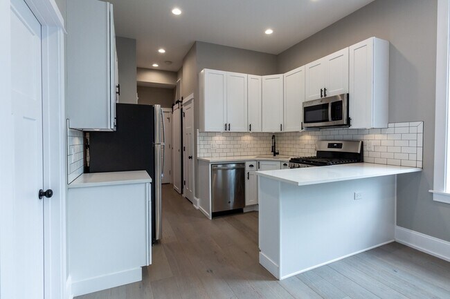 Building Photo - 2618 W Evergreen Ave
