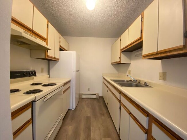 Building Photo - $1,100 | 2 Bedroom, 1 Bathroom Apartment |...