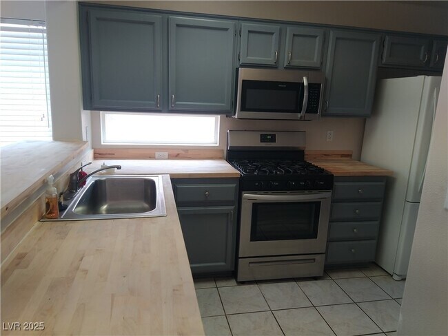 Foto del edificio - 508 Edgefield Ridge Pl