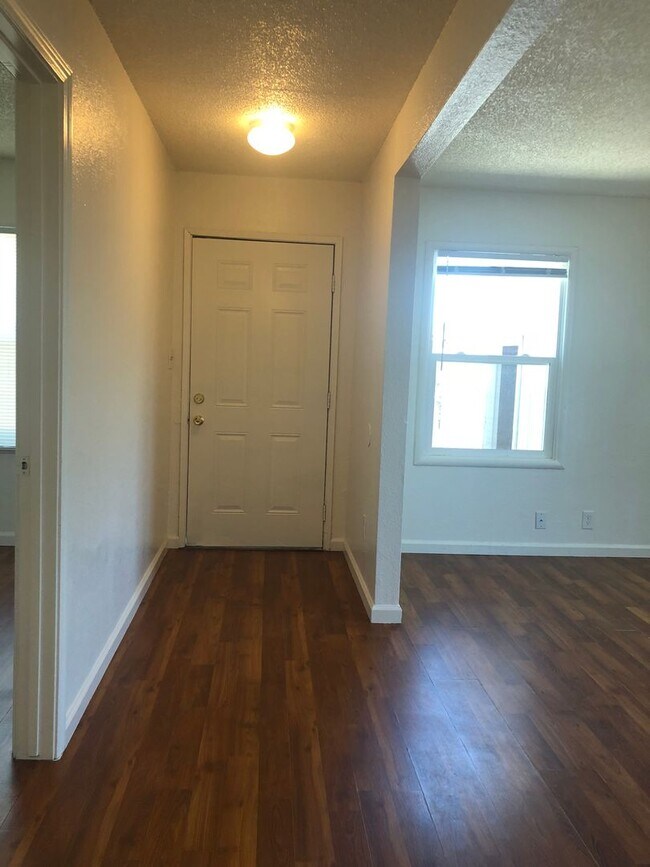 Foto del edificio - 4806 Magnolia St - Unit B, Salida