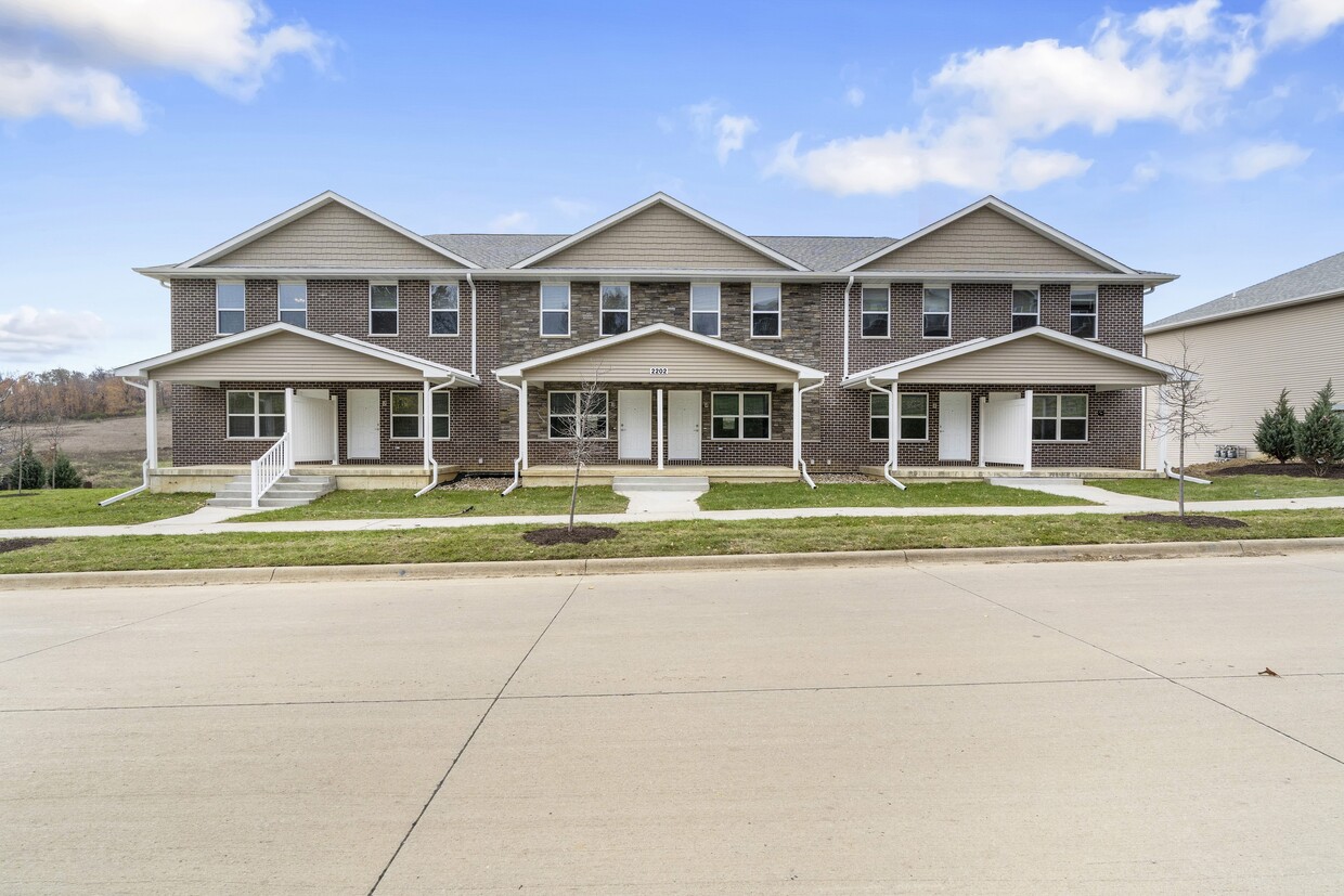 Primary Photo - Cedar River Bluffs Townhomes