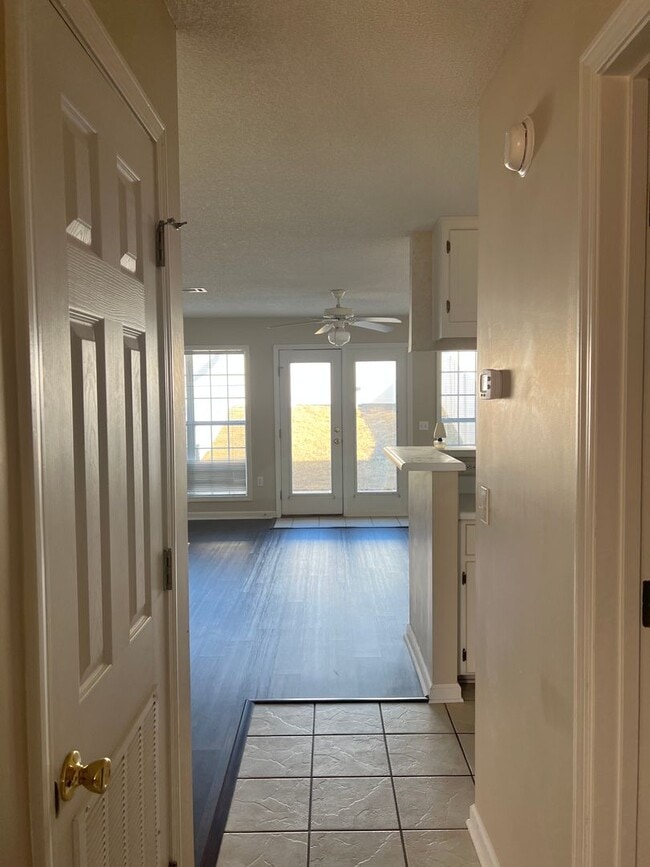 Building Photo - 121 S Springview Dr