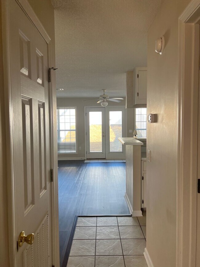 Building Photo - Available NOW- 121 S. springview Drive