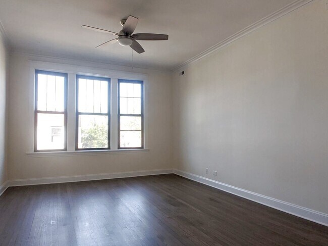 Foto del edificio - 2896 N Milwaukee Ave