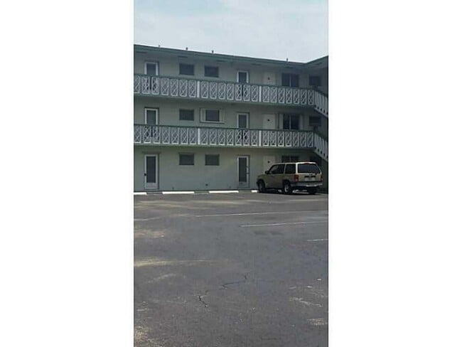 Building Photo - 1021 Crystal Lake Dr