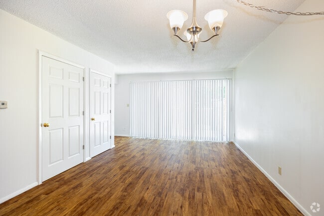 2BR, 1.5BA - 1,000SF - Living Room - Laguna Gardens