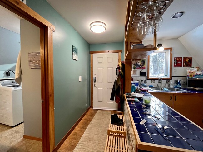 Building Photo - Furnished cabin, Utilities included!
