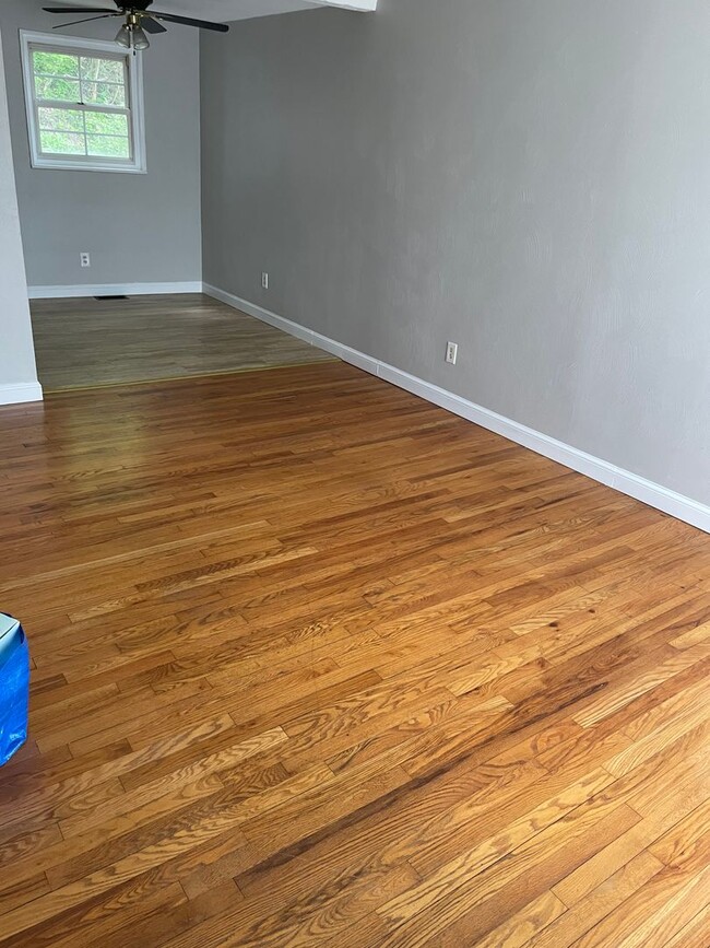 Foto del edificio - 3 BEDROOM, 1.5 BATH IN PENN HILLS - MOVE-I...
