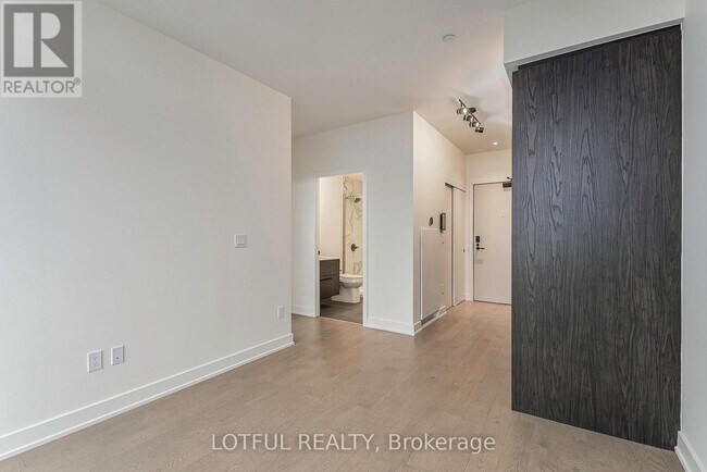 Building Photo - 560-1560 Rideau St