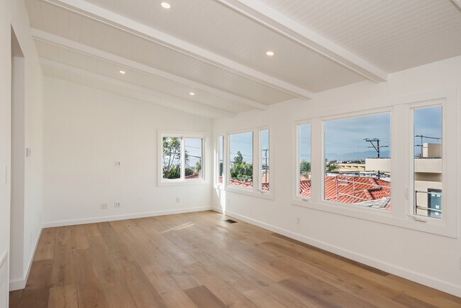 Open living room with Ocean views - 1009 9th St