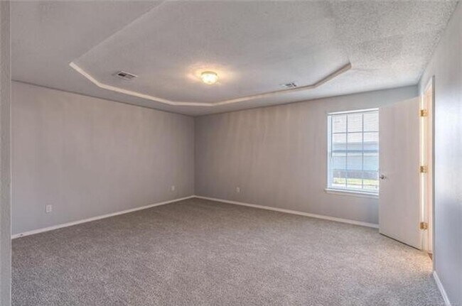 Building Photo - Beautiful and Spacious 3 bedroom/2 bath Home!
