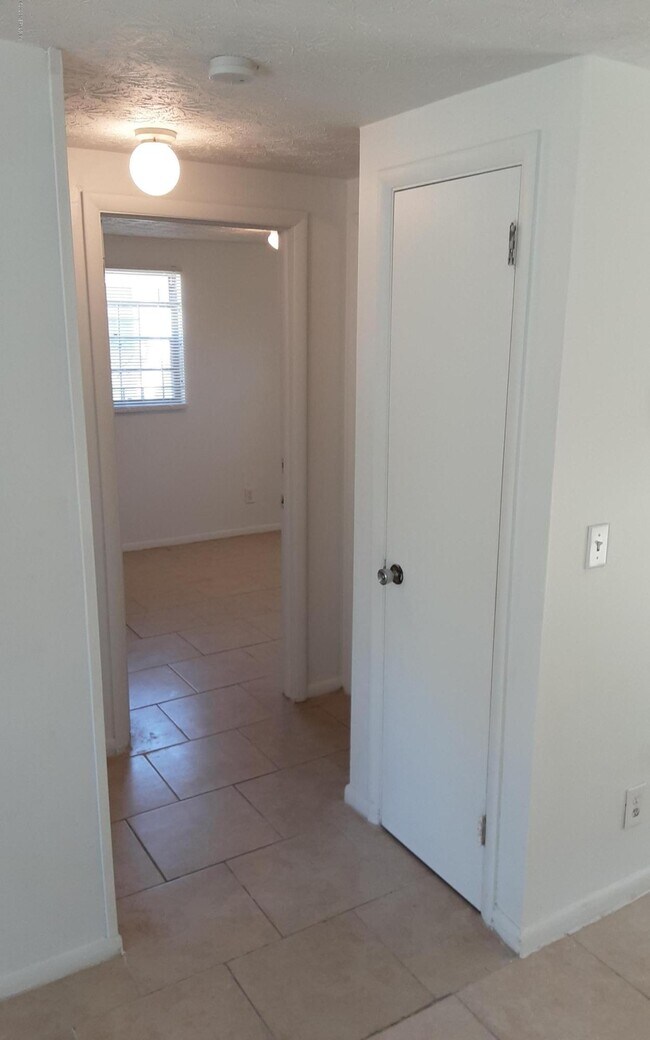 Building Photo - 4504 Lincrest Dr S