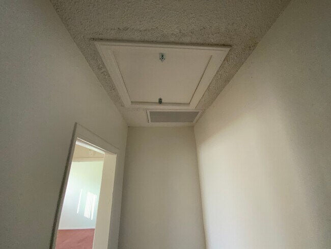 techo del pasillo 1 (hasta Primer habitación) - 10230 Woodworth Ave