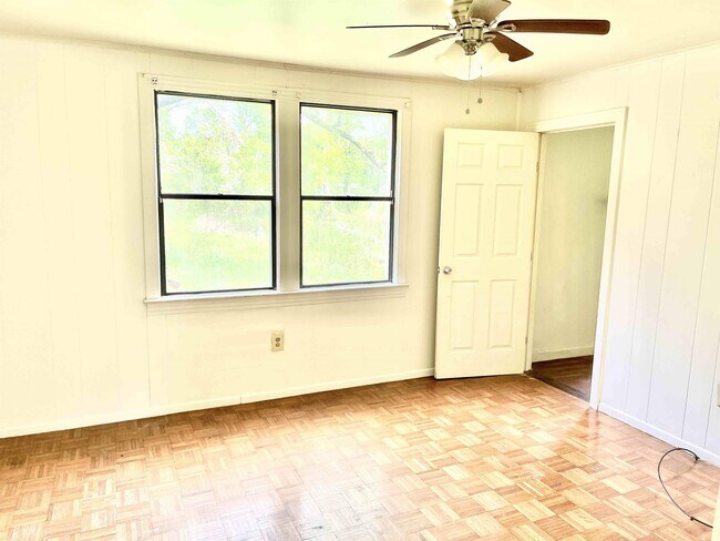 Building Photo - 10545 Red Oak Dr