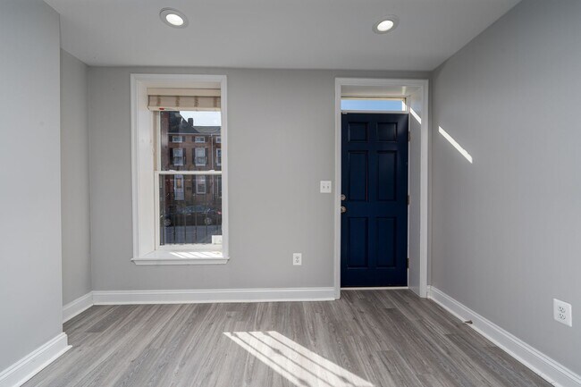 Foto del edificio - Renovated Townhome in Hollins Market Neigh...