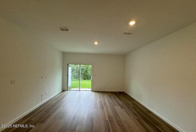 Building Photo - 625 Holly Lks Dr