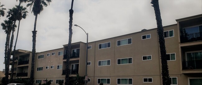 Foto del edificio - Bixby Knolls Regency Townhomes