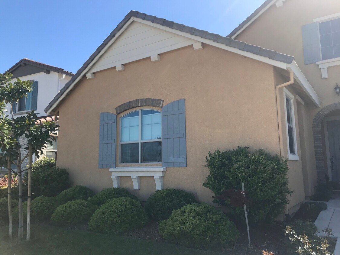 Front View - 562 Sandy Shores Dr