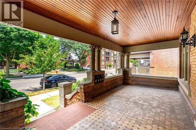 Photo du bâtiment - 137 Sherman Ave S