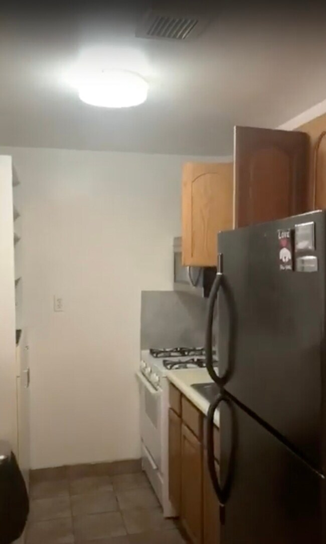 Building Photo - 240 E 112th St