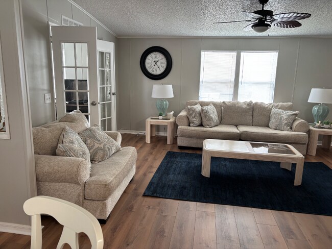 Foto del edificio - 29200 S Jones Loop Rd