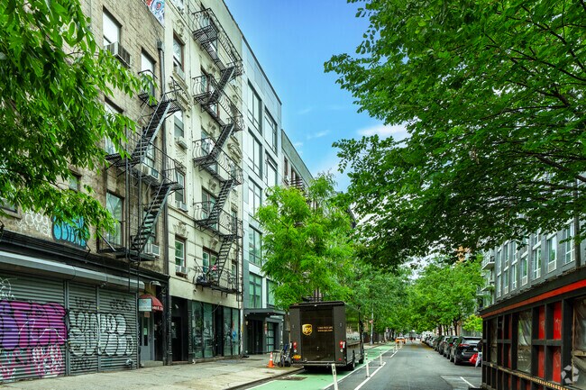 Building Photo - 442 E 13th St