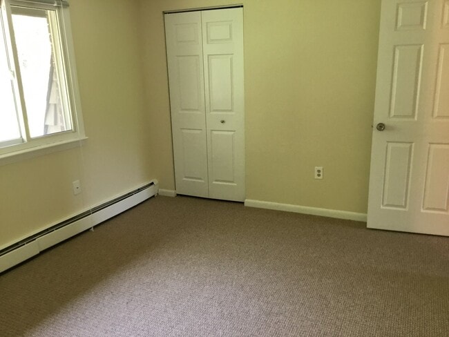Building Photo - Spacious 2-Bedroom Townhouse