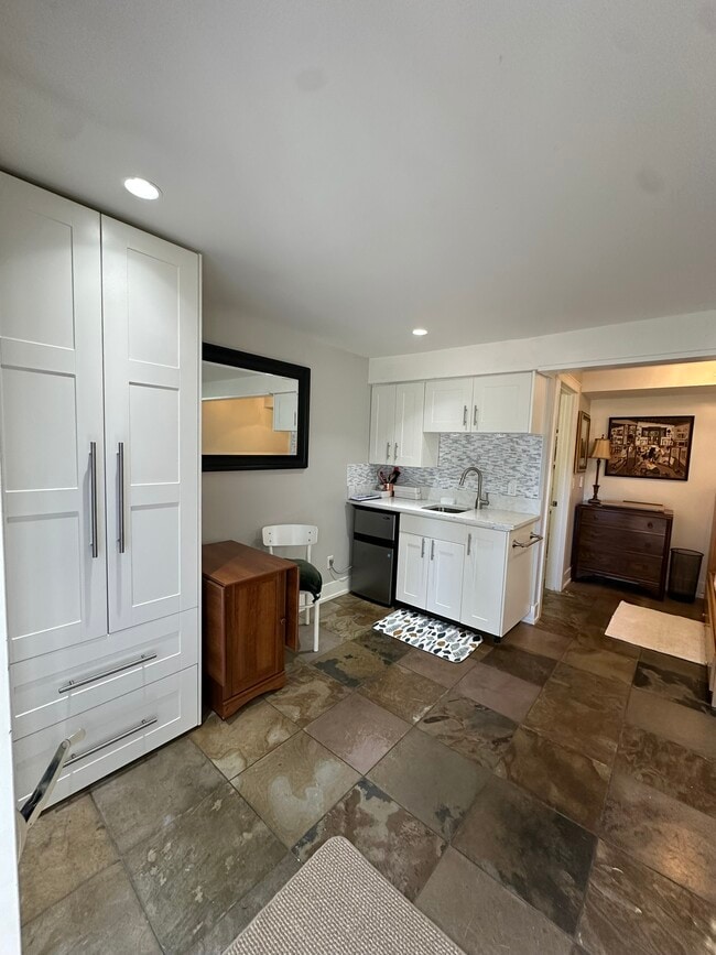 Building Photo - Quaint Little Unit - Perfect for a student...