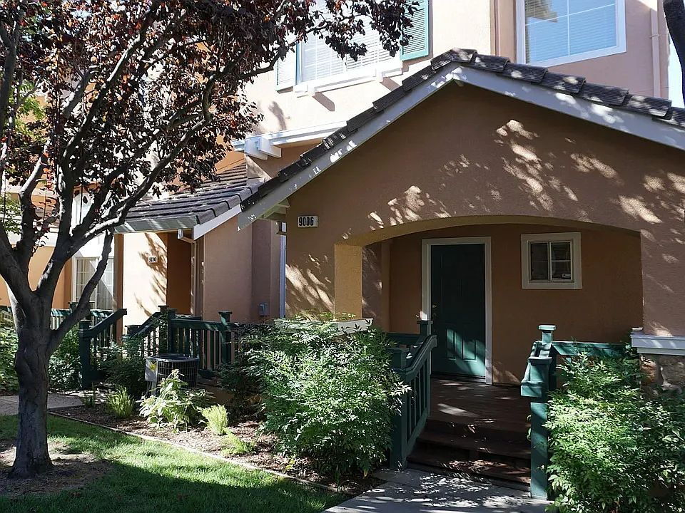 Foto principal - Beautiful End-Unit Townhome in Desirable S...