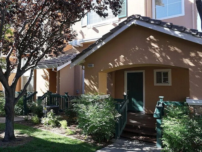 Beautiful End-Unit Townhome in Desirable S... - Beautiful End-Unit Townhome in Desirable S...