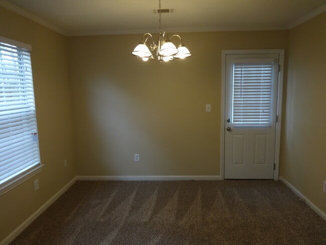 Building Photo - 176 Summer Lake Dr SW