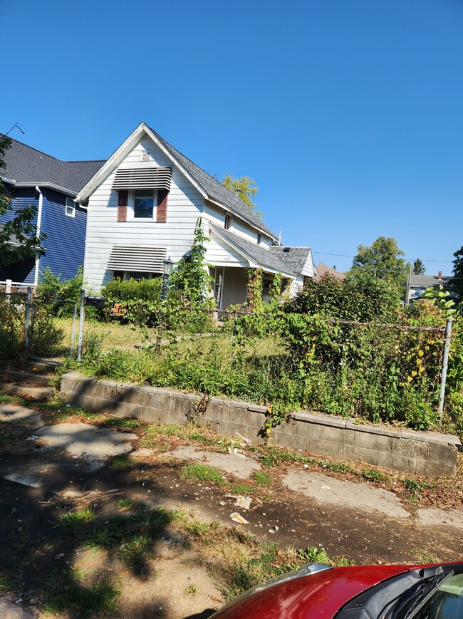 Building Photo - 208 E 8th St